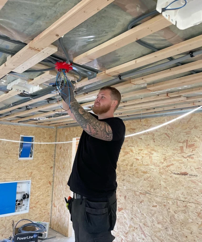 Elektriker Skåne utför elinstallation i nybyggt hus med synliga kablar.